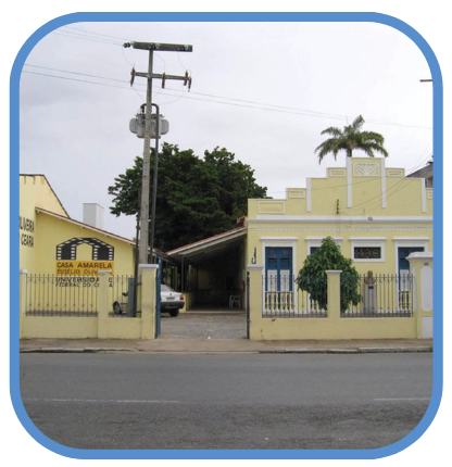 “A Casa Amarela foi inicialmente uma ideia, uma ruptura, um atrevimento. Em termos de presente, uma proposta. Em termos de futuro, um compromisso.”  (Eusélio Oliveira) Inaugurada em 17 de junho de 1971, A Casa Amarela Eusélio Oliveira (CAEO) é um espaço cultural de extensão da Universidade Federal do Ceará (UFC) vinculado à Secretaria de Cultura Artística (Secult Arte/UFC). O espaço, localizado no Campus do Benfica, conta com a única sala de cinema da UFC, a Sala Cine Benjamin Abrahão, salas de aula e ilha de edição, além do Núcleo de Cinema de Animação (NUCA).  Desde sua fundação, a CAEO oferece cursos básicos nas áreas de fotografia, de cinema e de cinema de animação, demonstrando uma preocupação com a formação de plateia e a difusão da memória audiovisual cearense. Em média, 300 pessoas concluem os cursos da Casa Amarela Eusélio Oliveira todos os anos. Alguns dos ex-alunos da CAEO são nomes que se destacam nas artes visuais cearenses, tais como: Glauber Filho, Delfina Rocha, Gentil Barreira, Michelline Helena, Tiago Santana, Tibico Brasil, entre outros.